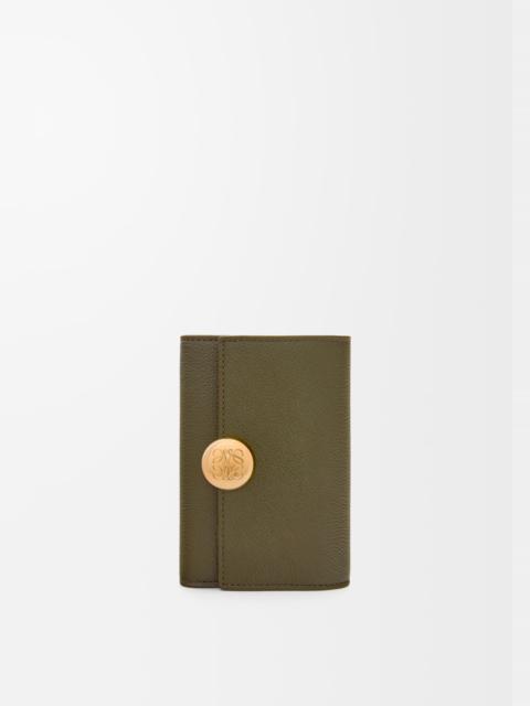 Pebble small vertical wallet in pebble grained calfskin