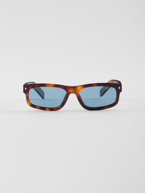 Sunglasses with the iconic metal plaque