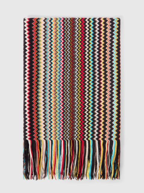 Scarf with zigzag pattern and fringes