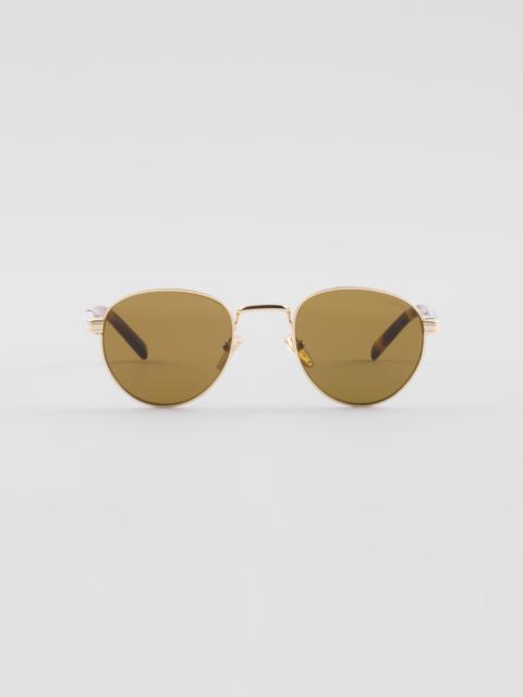 Sunglasses with the iconic metal plaque