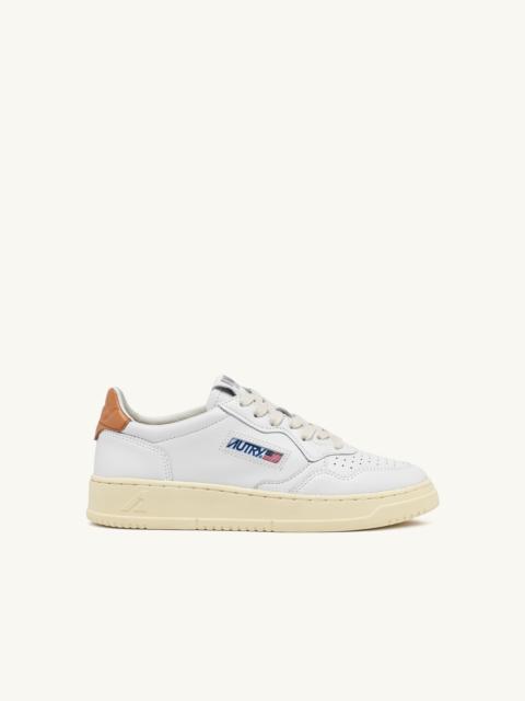MEDALIST LOW SNEAKERS IN WHITE AND SANDSTORM LEATHER