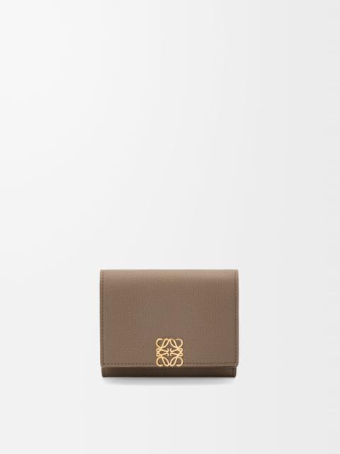 Anagram trifold wallet in pebble grained calfskin