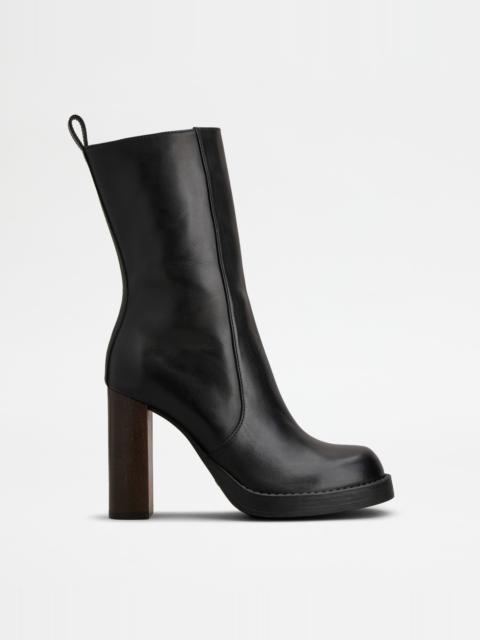 ANKLE BOOTS IN LEATHER - BLACK