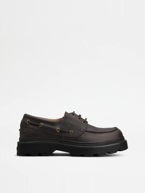 BOAT SHOES IN LEATHER - BROWN
