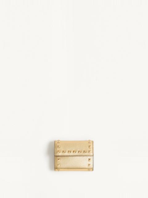 ROCKSTUD TRIFOLD WALLET IN LAMINATED GRAINY CALFSKIN