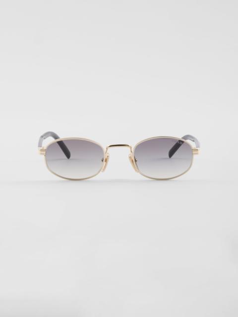 Sunglasses with the iconic metal plaque