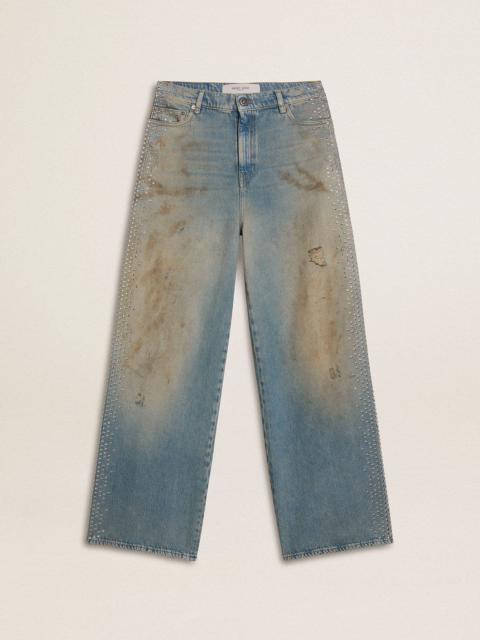 Women's boyfriend jeans with a lived-in effect sand wash and studs