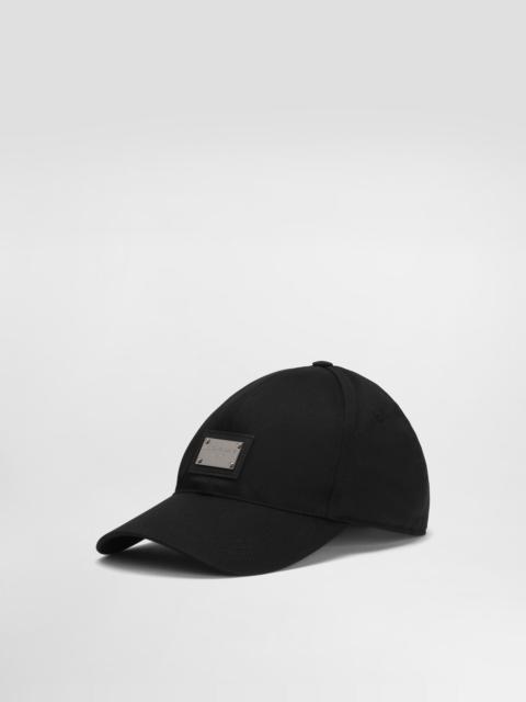 Cotton baseball cap with branded tag