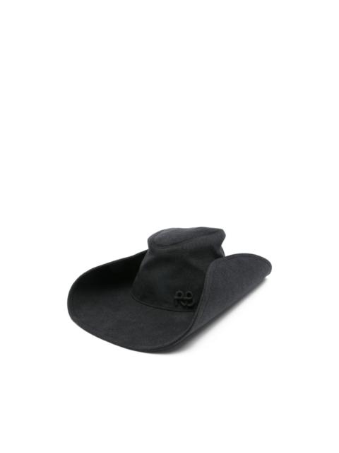 wide-brim hat
