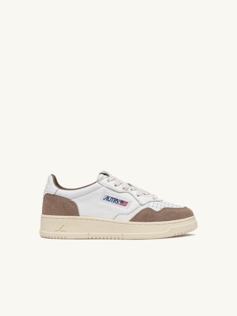 MEDALIST LOW SNEAKERS IN WHITE LEATHER AND TOBACCO SUEDE