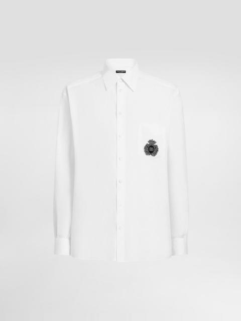 Linen shirt with heraldic patch