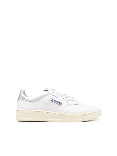 Medalist low-top sneakers