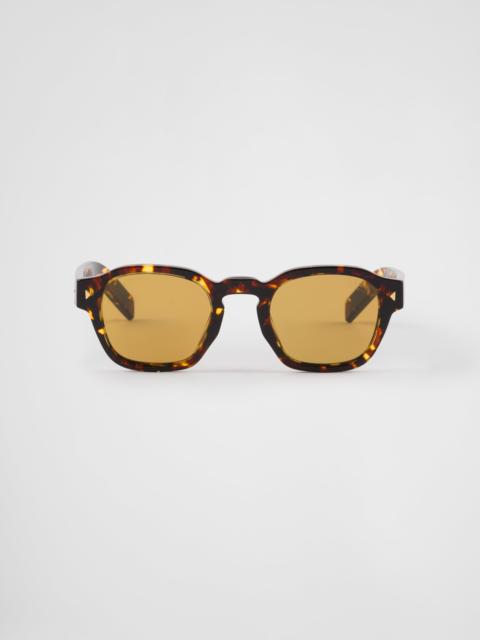 Sunglasses with iconic metal plaque