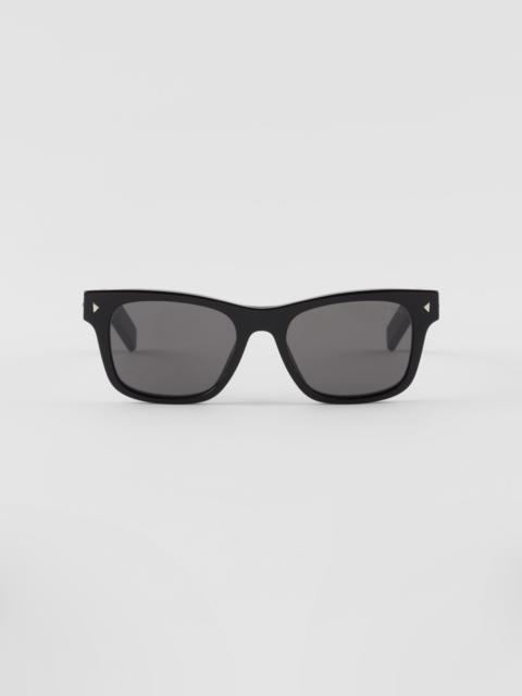 Sunglasses with iconic metal plaque
