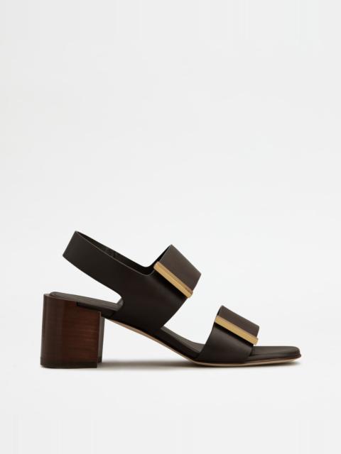 SANDALS IN LEATHER - BROWN