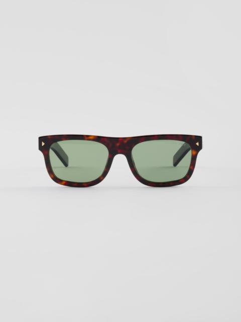 Sunglasses with the iconic metal plaque