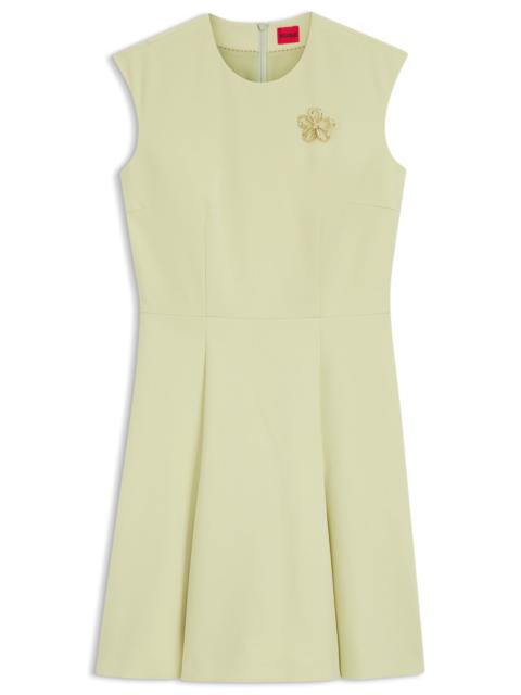 SLEEVELESS DRESS WITH GOLD-TONE FLOWER BROOCH
