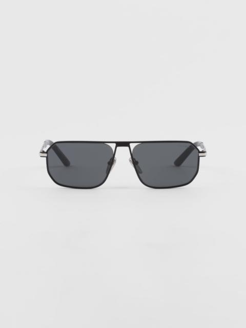 Sunglasses with iconic metal plaque