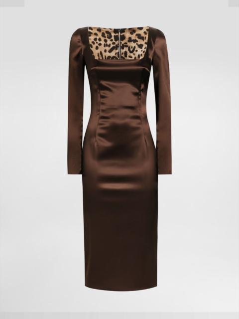 Dress in stretch satin