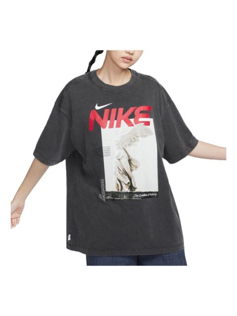 (WMNS) Nike Sportswear Oversized Graphic T-Shirt Asia Sizing 'Washed Black' HF6292-060