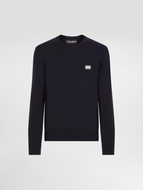 Wool round-neck sweater with branded tag