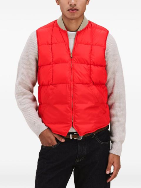 zip-fastening quilted gilet