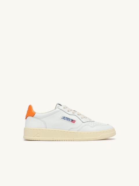 MEDALIST LOW SNEAKERS IN WHITE AND PARSIMMON ORANGE LEATHER