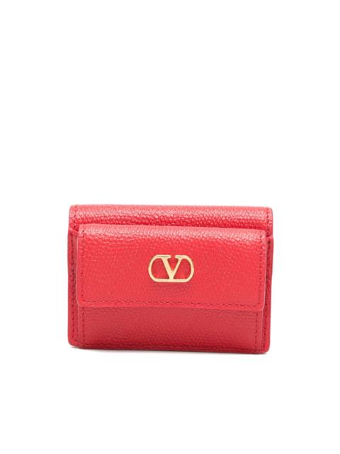 V- logo pebble-grain logo wallet