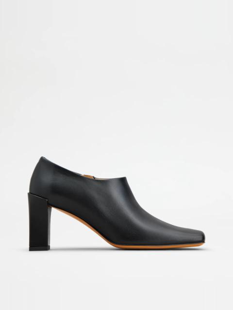 ANKLE BOOTS IN LEATHER - BLACK
