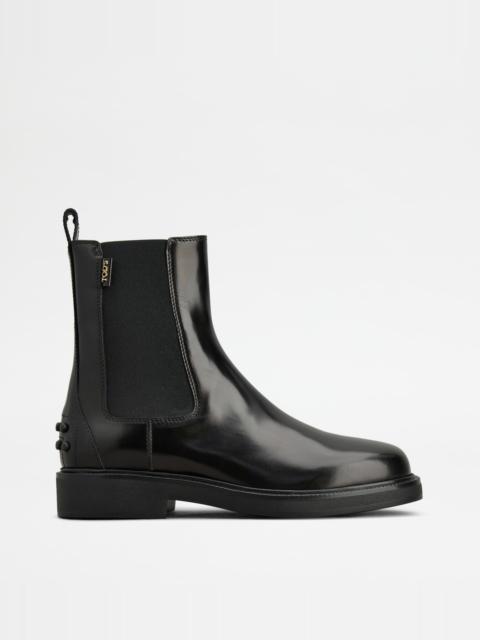 ANKLE BOOTS IN LEATHER - BLACK