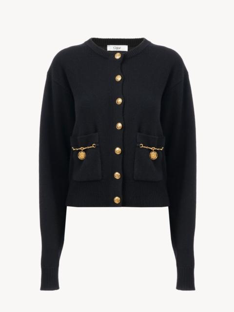 HORSE MEDAL CARDIGAN IN A MERINO WOOL & CASHMERE KNIT