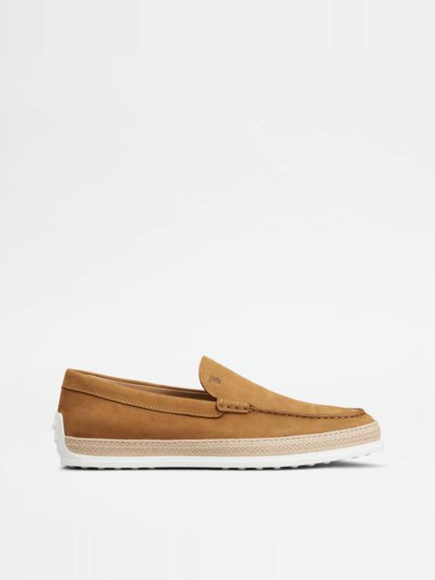 SLIP-ONS IN NUBUCK - BROWN