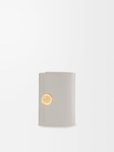 Pebble small vertical wallet in shiny nappa calfskin