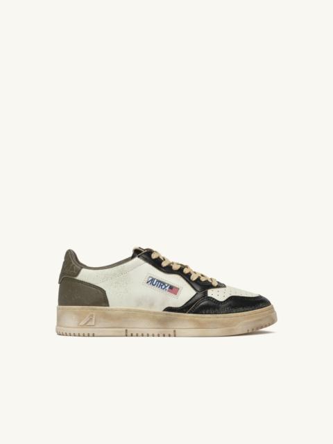 MEDALIST LOW SUPER VINTAGE SNEAKERS IN WHITE COVERT GREEN AND BLACK