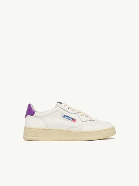 MEDALIST LOW SNEAKERS IN WHITE LEATHER AND DEWBERRY