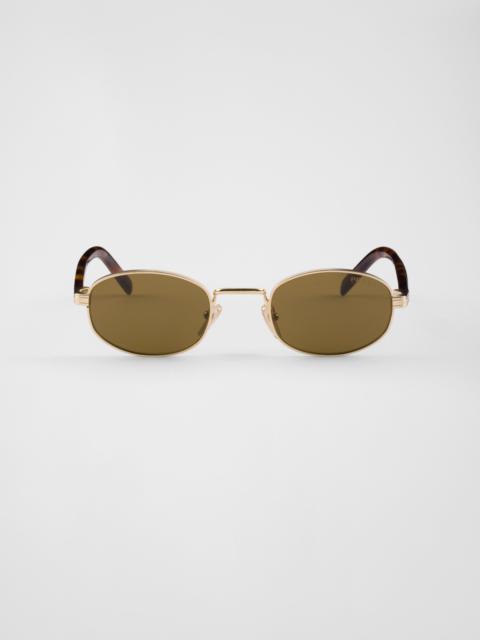 Sunglasses with the iconic metal plaque