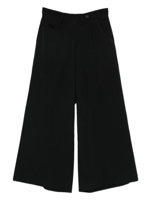 zip-fastening trousers