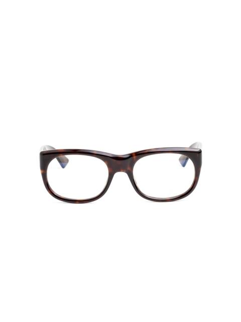 tortoiseshell-effect glasses