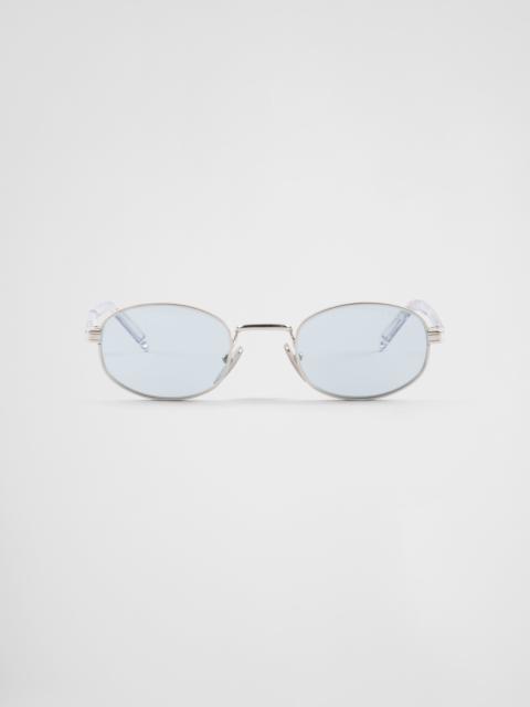 Sunglasses with the iconic metal plaque