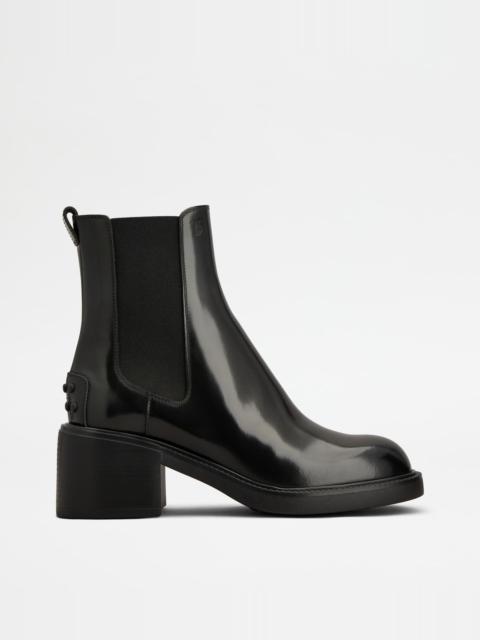ANKLE BOOTS IN LEATHER - BLACK