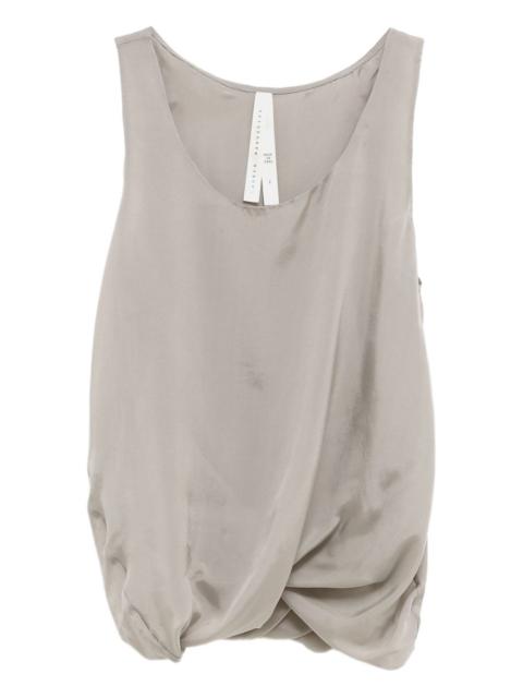 sleeveless top