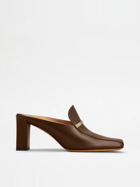 MULES IN LEATHER - BROWN