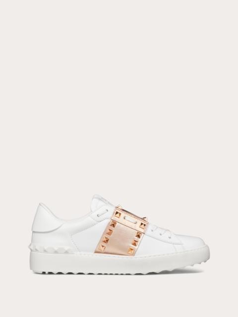 ROCKSTUD UNTITLED SNEAKER IN CALFSKIN LEATHER WITH METALLIC STRIPE