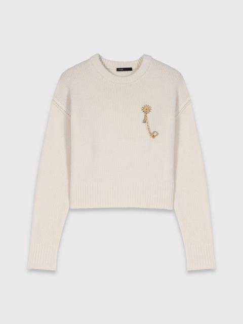 Jumper with floral brooch