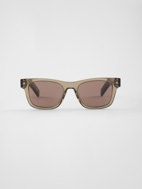Sunglasses with the iconic metal plaque