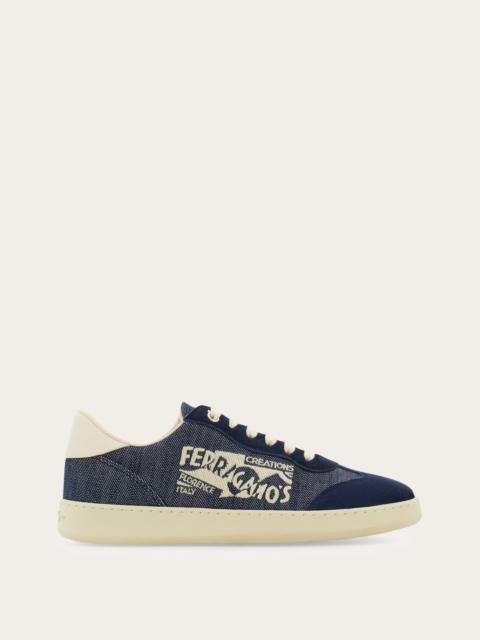 Low top sneaker with logo