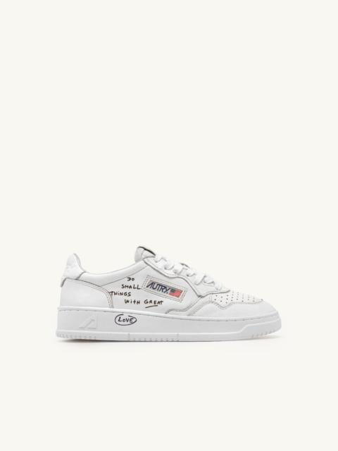 "Thomas Lélu x Autry" MEDALIST LOW SNEAKERS IN WHITE LEATHER WITH LETTERING