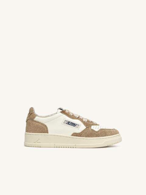 MEDALIST LOW SNEAKERS IN LEATHER MARSHMALLOW AND SAND GLITTER