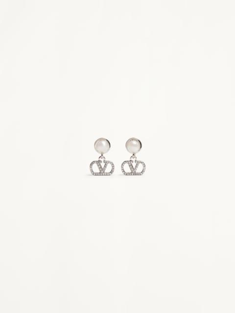 VLOGO SIGNATURE EARRINGS IN METAL, PEARL AND SWAROVSKI® CRYSTALS