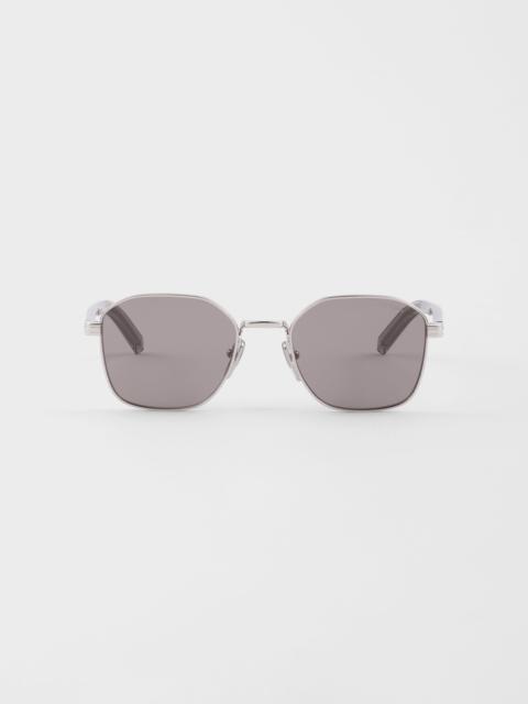Sunglasses with the iconic metal plaque